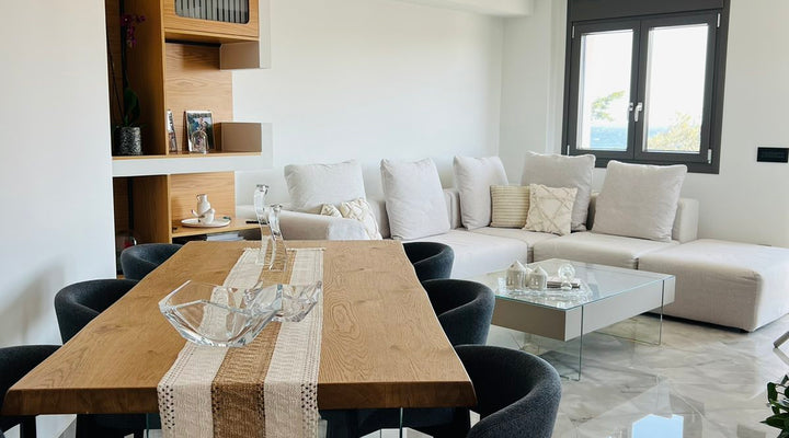 Αρμονία χώρου με ένα λευκό καναπέ